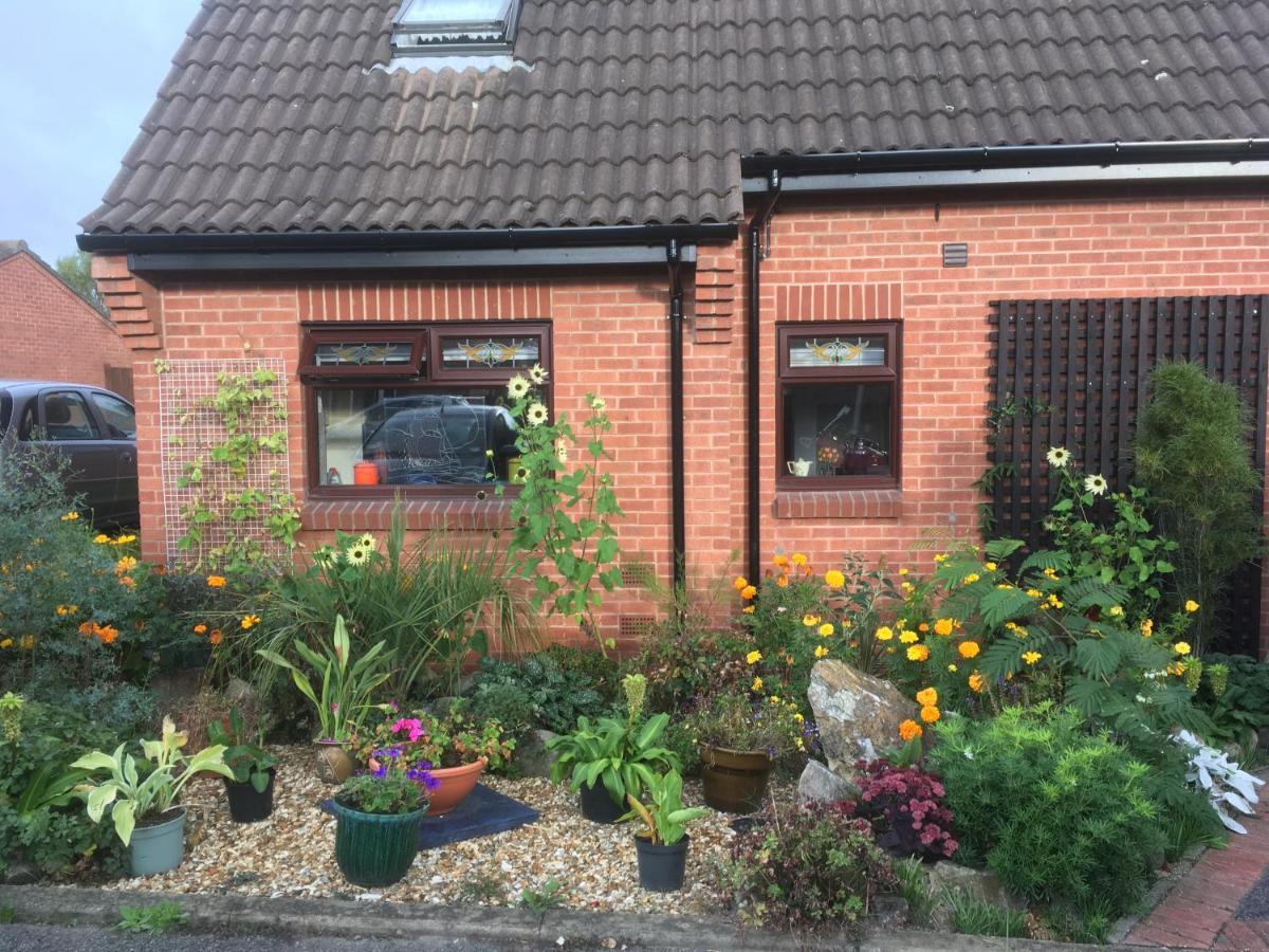 Self Contained Ground Floor Bedroom With Ensuite Wet Room Continental Breakfast Included Parking For 1 Car Outside Heanor 外观 照片