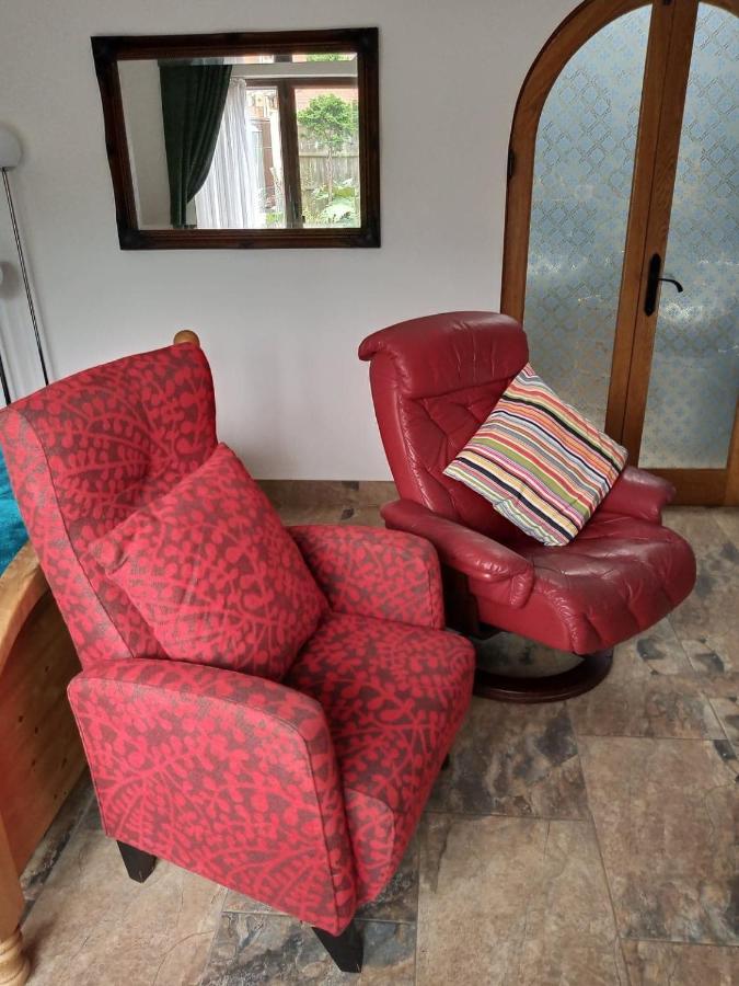 Self Contained Ground Floor Bedroom With Ensuite Wet Room Continental Breakfast Included Parking For 1 Car Outside Heanor 外观 照片