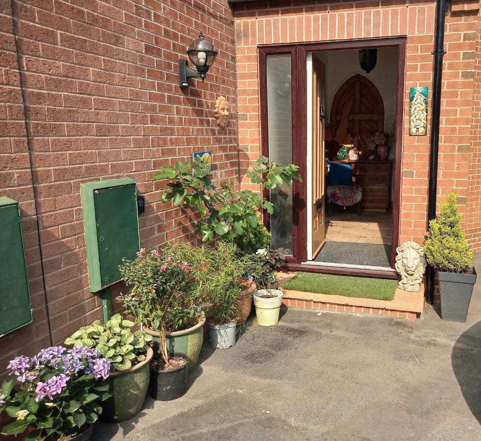 Self Contained Ground Floor Bedroom With Ensuite Wet Room Continental Breakfast Included Parking For 1 Car Outside Heanor 外观 照片
